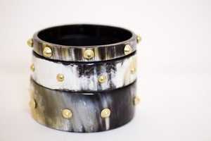 Bracelets tendance en corne de buffle pour femmes, design moderne, taille et forme personnalisées, vente en gros pour les occasions d'anniversaire, bracelets - Product Image 3