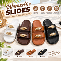 Sandales imperméables pour femmes à deux brides avec ornement métallique ovale, semelle extérieure en PVC imperméable, commande en gros