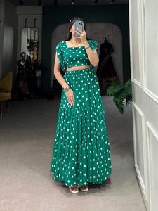 El último traje de diseñador de tendencia hermosa Georgette Lehenga Choli con trabajo de estampado de lunares proveedor y exportador al por mayor - Product Image 4