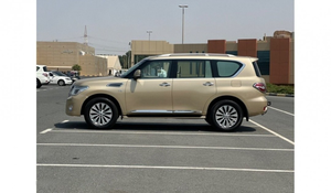 Nissan Patrol Platinum SUV AWD 2023 d'occasion, essence, automatique, conduite à gauche, pneus R18, galerie de toit métallique, phares halogènes, LED - Product Image 3