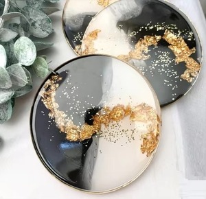 Beau sous-verre en résine blanche avec sous-verre artistique à paillettes dorées pour salle à manger salon bureau bureau et bar Indi - Product Image 2