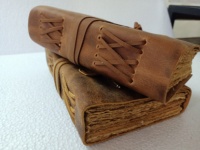 Revues en cuir de buffle sur mesure avec clés et arbre de cuir journaux gaufrés fabriqués à l'aide de papier bordé