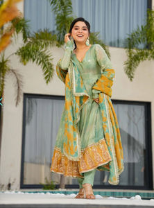 Costume Salwar en soie pure traditionnel à la mode indienne, broderie avec travail de séquence dans le dupatta, collection de vêtements de fête pour femmes - Product Image 4