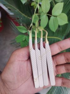 Pinzas de pestañas Beige personalizadas de alta calidad, Etiqueta Privada, punta de fibra de acero inoxidable, herramientas de pestañas - Product Image 1