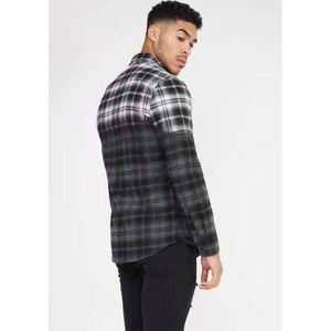 Camisa de motorista informal a cuadros ombré negra y gris para hombre con cierre frontal de botón y diseño de camisa protectora de equipo táctico - Product Image 4