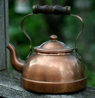 Bouilloire en cuivre rustique avec extérieur bruni et design classique conçue pour les maisons de campagne et les collections de cuisine