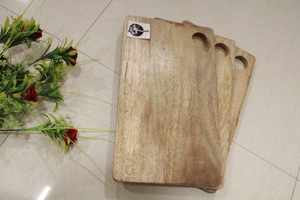 Planche à découper en bois de manguier écologique de qualité supérieure avec trou de suspension de taille personnalisée facile à nettoyer Design traditionnel bas prix fabriqué à la main - Product Image 4