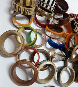 Brazaletes hechos a mano de madera marrón y crema para niñas y mujeres en forma circular - Product Image 6