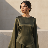 Vente en gros de vêtements modestes Loriya, ensemble abaya élégant en satin deux pièces pour femmes avec tunique asymétrique et pantalon large à poches