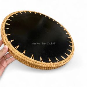 Plateau flexible artisanal bohème en rotin avec incrustation de nacre, écologique et naturel, pour la maison, Vietnam - Product Image 3