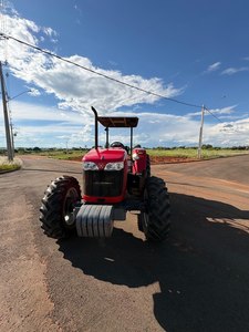 Tracteur agricole industriel d'occasion Massey Ferguson 4275 42 CV Rouge 4x4 à transmission par engrenages haute productivité - Product Image 4
