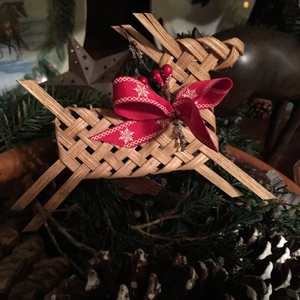 Décoration festive de renne de foin biologique fabriquée à la main | Accent de vacances rustique durable pour les cadeaux et la maison - Product Image 1