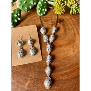 Conjunto de collar Lariat Larry Kaye de oro blanco, estilo religioso, con incrustaciones de Gibbsite en plata de ley y engaste de bisel, en caja de oro amarillo y blanco - Product Image 3