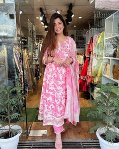 Haute qualité femmes imprimé rayonne Anarkali avec Dupatta ensemble indien porter manches trois-quarts bas porter à vendre - Product Image 1
