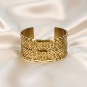 Bracelet jonc ouvert élégant en laiton plaqué argent, tendance pour femme, gravure personnalisée, idéal pour un anniversaire - Vente flash - Product Image 5