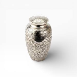 Urne commémorative artisanale en argent gravé avec motif floral et couvercle à motif de feuilles traditionnel pour l'affichage des cendres - Product Image 6