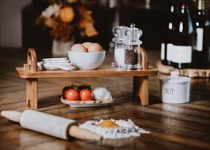 Tabla de servir de madera de acacia en soporte, plato de servir de madera elevado contemporáneo, estante de mostrador de decoración del hogar elegante acabado a mano - Product Image 6
