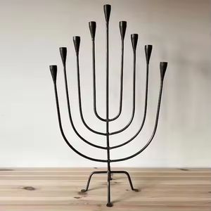 Portavelas de Menorah de metal de diseño clásico para decoración navideña judaica tradicional de decor IMPEX - Product Image 1