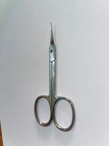 Ciseaux à ongles à cuticules à pointe de flèche Finition polonaise Ciseaux à ongles à cuticules en acier inoxydable allemand avec emballage personnalisé - Product Image 2