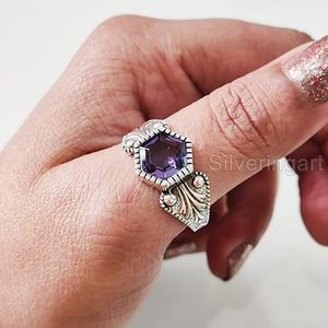แหวนผู้หญิงพลอยอเมทิสต์ธรรมชาติ หินประจำเดือนกุมภาพันธ์ แหวนสำหรับงานแต่งงาน วันครบรอบ แหวนซ้อนกันได้ เครื่องประดับแหวนเงินแท้ 925 - Product Image 3