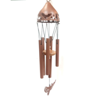 Carillon éolien en métal d'extérieur au design robuste et élégant avec un dôme décoratif sur le dessus illustrant un motif de découpes de forêt et d'oiseaux