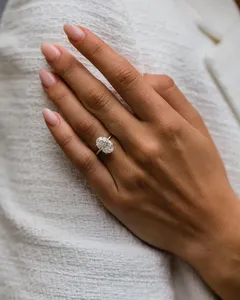 แหวนเพชรทองสีเหลืองคลาสสิกคุณภาพเยี่ยมสำหรับเธอและแหวนเพชรคลัสเตอร์สำหรับช่วงเวลาพิเศษ - Product Image 4