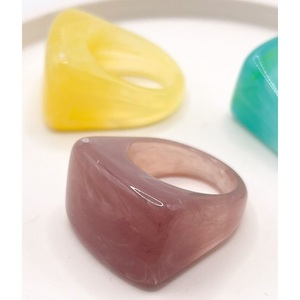 Venta al por mayor personalizado mejor calidad hecho a mano alto pulido hermoso colorido anillo de resina de moda para las mujeres de la India - Product Image 4