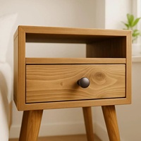 Table de chevet en bois massif avec tiroir et étagère ouverte Design du milieu du siècle Construction durable pour un décor de chambre à coucher moderne et élégant