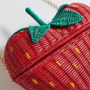 Sac à main en forme de cœur en rotin tissé à la main au design unique vente en gros de nouveaux sacs à main rouges à la fraise - Product Image 4