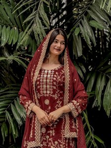 Ensemble de pantalons Kurti violets fabriqués à la main de haute qualité avec broderie multi-fils et soie Dupatta - Product Image 4