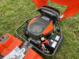 Cortacésped Husqvarna Rider R214TC Comfort Edition con plataforma delantera de 94 cm, tractor de jardín hidrostático de 16 HP y doble cilindro en venta - Product Image 4
