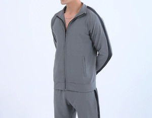 Conjunto deportivo de sudadera con capucha y pantalones de chándal de felpa gruesa con franja lateral de diseño elegante. - Product Image 5