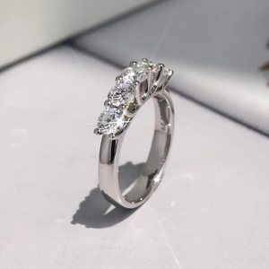 แหวนเพชรทรงกลมแบบ Pave Set  ผลิตในห้องปฏิบัติการ ได้รับการรับรองจาก IGI น้ำหนัก 1 กะรัต  วงแหวนชุบเงิน สำหรับงานแต่งงานและงานปาร์ตี้ - Product Image 3