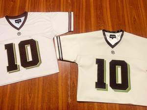 Camiseta de Fútbol Oversize con Cuello en V, Logotipo y Número Personalizados Impresos en Relieve, Calidad Premium, Servicio OEM, Técnica de Lavado - Product Image 5