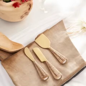 Juego de cuchillos de queso de acero inoxidable dorado con mango de ratán, lo mejor para fiestas - Product Image 1