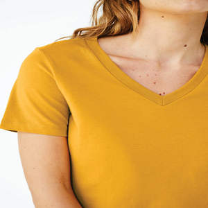 Airlume – T-Shirt à manches courtes col en v pour femme, 100% en coton peigné et avec anneau, simple, 4.2 oz - Product Image 5