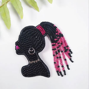 Broche en broderie perlée en forme de Batman personnalisable pour les mariages et les cadeaux Broche en broderie perlée en forme de Batman personnalisable - Product Image 1