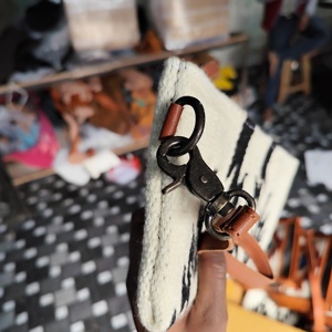 Bolso de mano de cuero genuino con cierre de cremallera estilo bohemio hecho a mano - Product Image 2