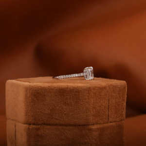 แหวนหมั้นสไตล์คลาสสิกสีขาวทอง14KT พร้อมด้วยเพชรที่ผ่านการรับรอง4.0กะรัตมรกตสำหรับปลูกในห้องปฏิบัติการ - Product Image 4