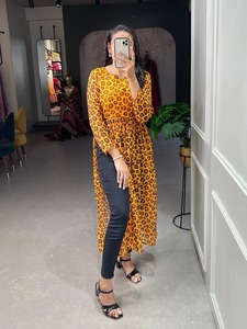 Collection de vêtements de mariage et de fête pour femmes Kurti en mousseline avec imprimé floral au prix de gros - Product Image 6