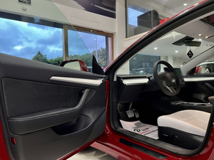 Sedán Eléctrico Usado 2024, Tracción Delantera, Doble Batería de Litio, Interior Claro, Neumáticos R17, Portaequipajes Metálico, Fabricación Alemana, Exportación - Product Image 5