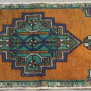 Alfombra Turca Pequeña de 1.5x3 pies, Alfombra Vintage de Lana con Puntos Azules - Product Image 3