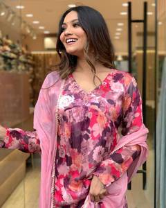 Fatema Fashion's Latest Designer Pure Viscose Rayon Bordado Sequence Work Anarkali Kurti Set para festivales Bodas Hechas de seda - Product Image 4