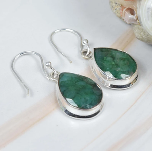Pendientes colgantes de plata de ley 925 al por mayor hechos a mano verde esmeralda facetada piedra preciosa forma de pera mayo piedra natal joyería de moda - Product Image 2