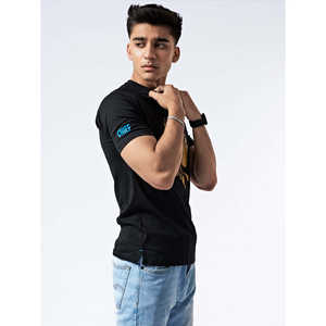 Camiseta Negra con Gráfico en Relieve para Hombre - Product Image 1