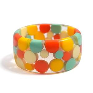 "Bracelet en résine sculpté multicolore fait à la main, bijoux de mode uniques pour femmes et filles" - Product Image 1