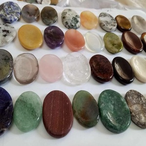 Piedra de la Suerte Mixta: Artesanía de Cristal con Gemas Semipreciosas, Estilo Amor, Ovalada Tallada, Souvenir de Gujarat - Product Image 5