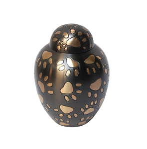 Urne de crémation en laiton fabriquée en usine pour cendres d'animaux de compagnie blanche avec sac commémoratif en métal imprimé de patte noire personnalisé pour animaux de compagnie - Product Image 2