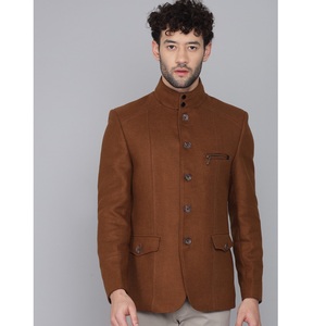 Veste moderne pour homme en couleur moutarde foncé, légère et élégante, pour un style décontracté professionnel, disponible à la vente - Product Image 1