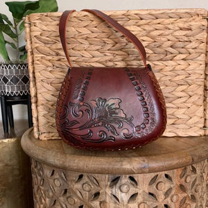 Sac à bandoulière léger en cuir véritable 100% fait main, dernière collection 2026, avec motif floral sculpté, style bohème, sac à rabat pour l'été - Product Image 4